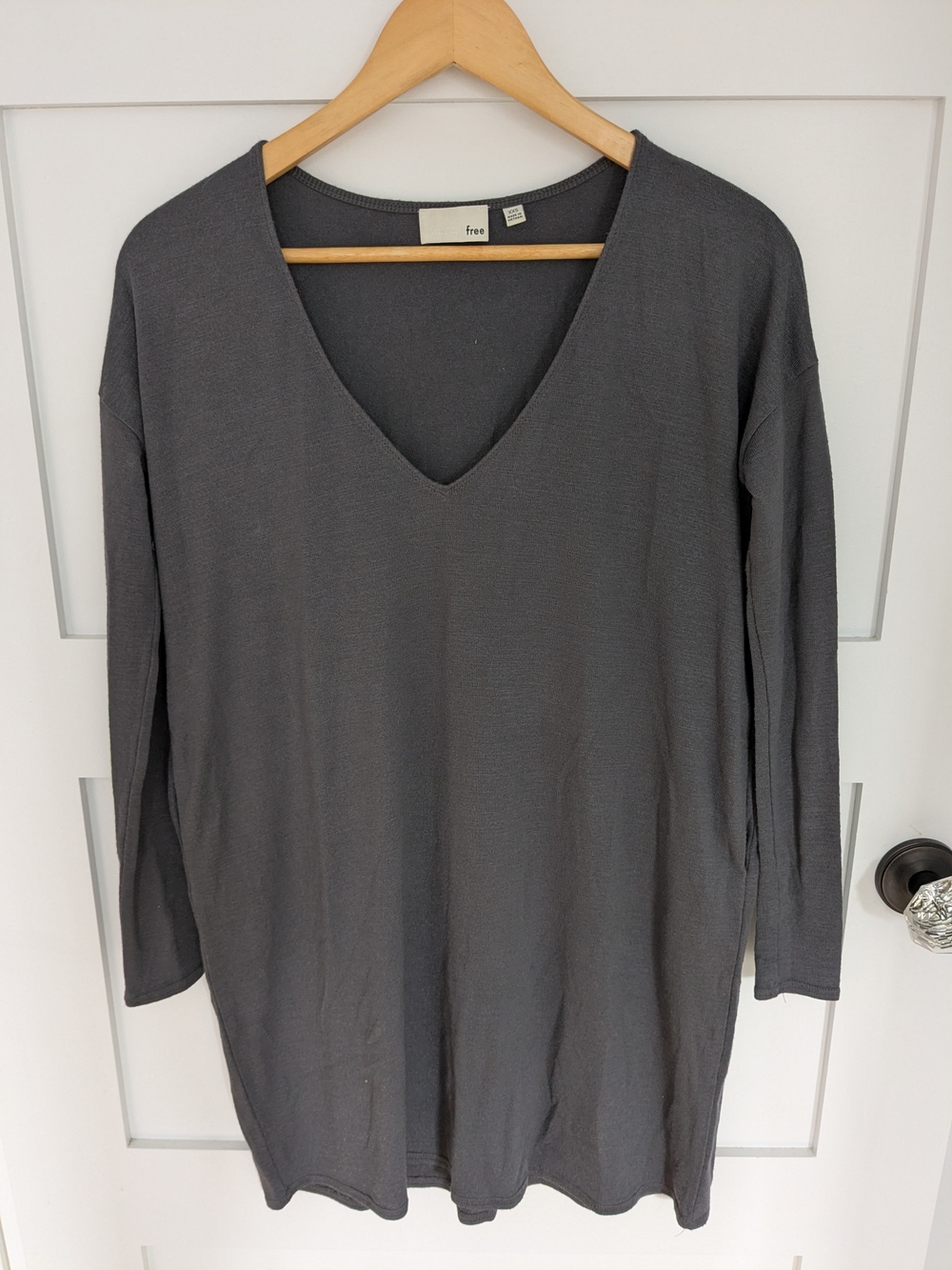 Wilfred Free Aritzia Charcoal V‑Neck Long Sleeve Tunic